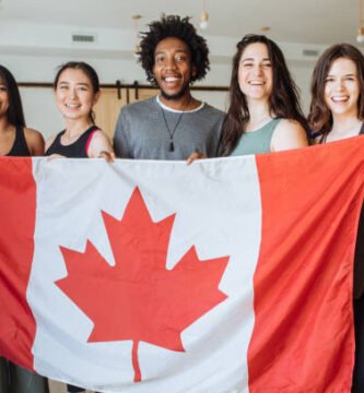 Si vives en Cuba y estás pensando en trabajar en Canadá, es importante que conozcas los requisitos necesarios para hacerlo de forma legal y segura. Canadá es uno de los países con mejores oportunidades para trabajadores extranjeros, pero debes cumplir con ciertos criterios para poder aplicar a un empleo y obtener un permiso de trabajo.