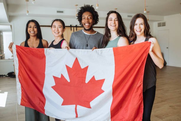 Si vives en Cuba y estás pensando en trabajar en Canadá, es importante que conozcas los requisitos necesarios para hacerlo de forma legal y segura. Canadá es uno de los países con mejores oportunidades para trabajadores extranjeros, pero debes cumplir con ciertos criterios para poder aplicar a un empleo y obtener un permiso de trabajo.